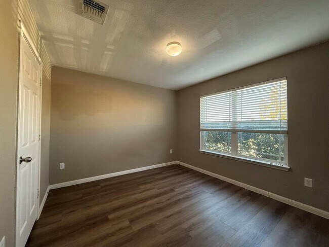 Building Photo - 18017 Busby Dr