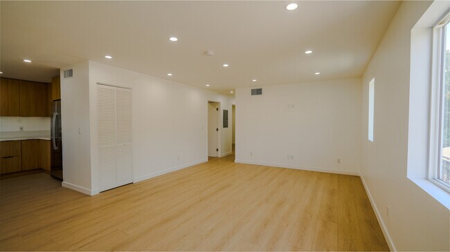 Building Photo - 130 W 59th Pl