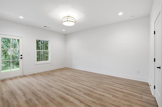 Building Photo - 333 Sugarview Rd