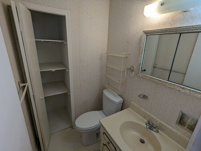 Building Photo - 5526 Heatherdowns Blvd