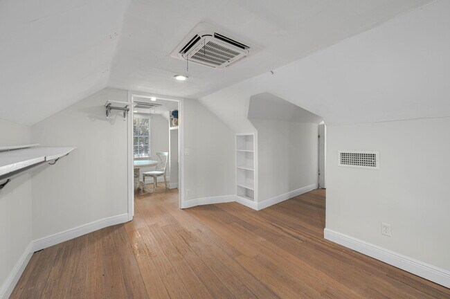 Building Photo - 121 Queen Eugenia Ct