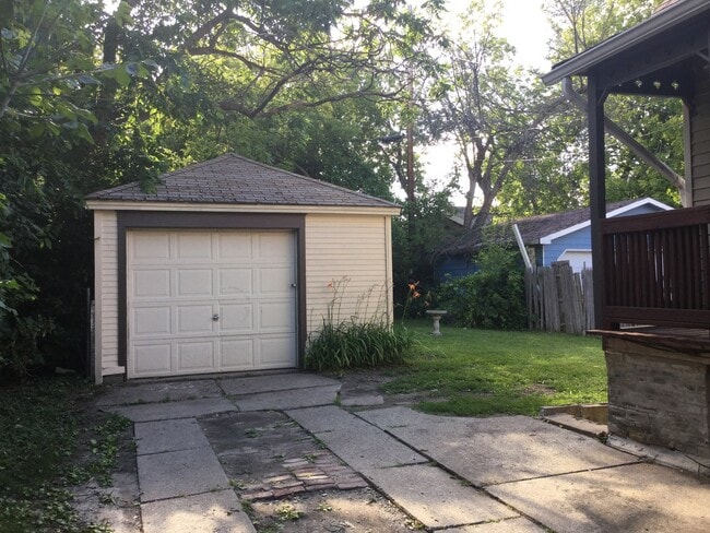 Building Photo - 3 bedroom Single Family ( Harambee )