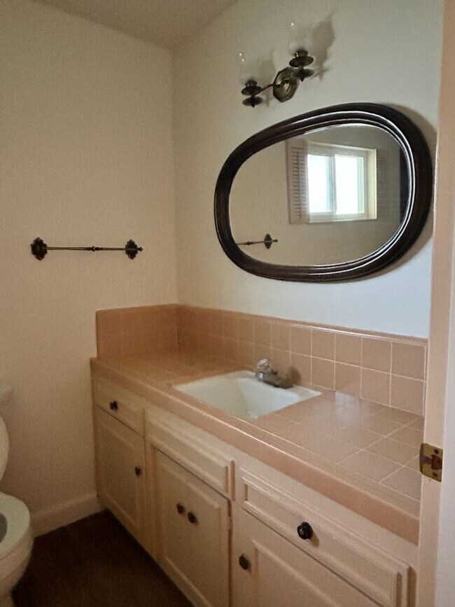 Building Photo - 749 E Wrenwood Ln