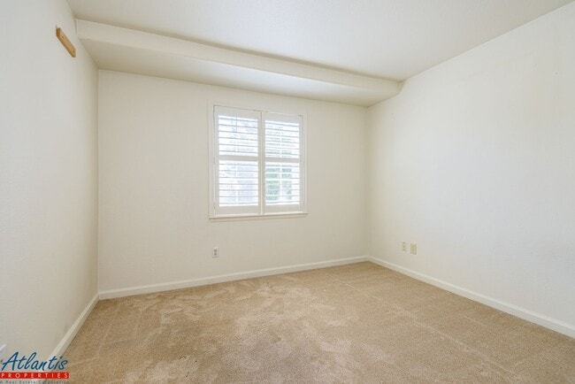 Building Photo - Desirable Evergreen Townhouse