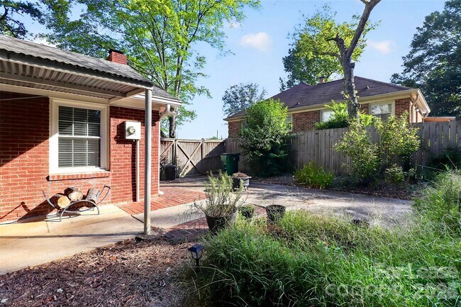 Building Photo - 2438 Knickerbocker Dr