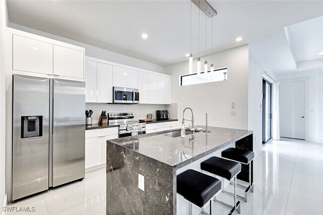 Building Photo - 502 SW 25th Pl