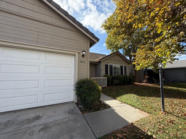 Building Photo - Single story home in Salida!