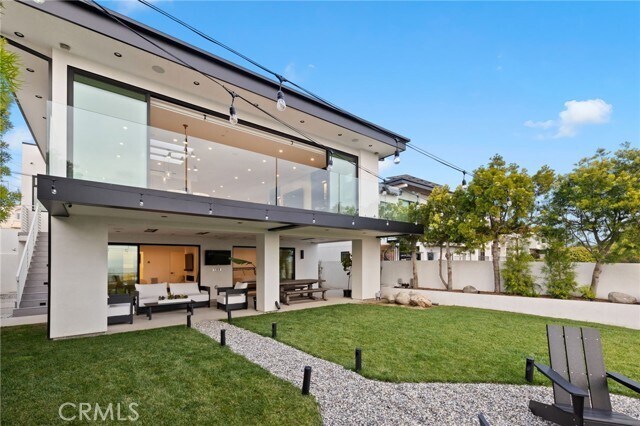 Building Photo - 807 N Paulina Ave