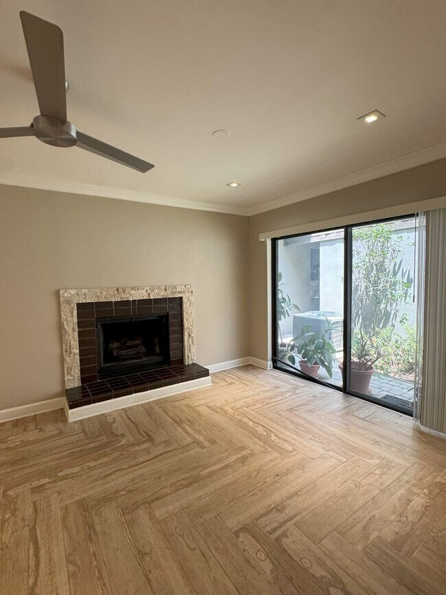Building Photo - Beautifully updated 2 bedroom 2.5 bath tow...
