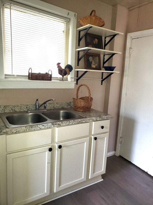 Building Photo - 1/2 off sec dep and first full month's ren...