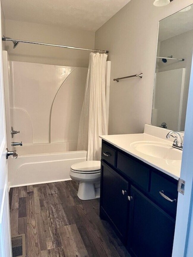 Building Photo - End-Unit 3 bedroom Townhome, 1/2 OFF first month rent for June!