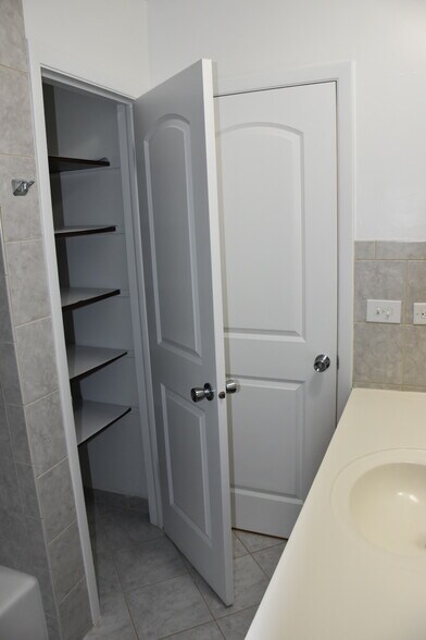 Building Photo - 826 E Capri Dr