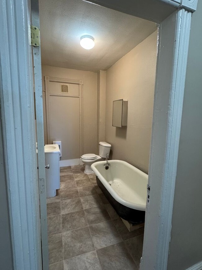 Building Photo - 556 Salem Ave