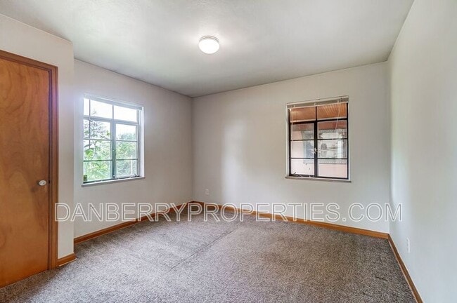 Building Photo - 347 Darrow Ave