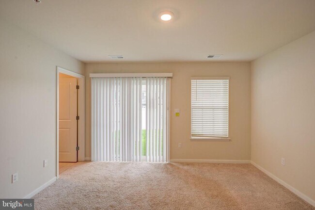 Building Photo - 5059 Silver Oak Dr