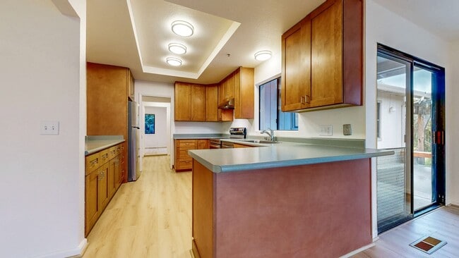 Building Photo - Bright and Beautiful 4 bedroom 2.5 Bath with large enclosed back yard and close proximity to Mari...