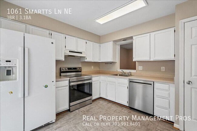 Building Photo - 1061 Smartts Ln NE