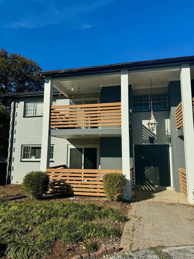 Building Photo - Garage parking! Washer dryer hookups in un...