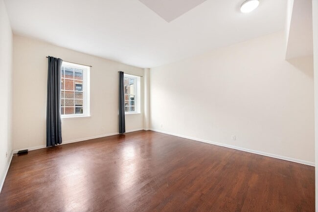 Building Photo - 341 Monmouth St