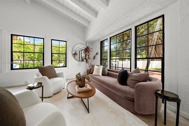 Building Photo - 3500 Flamingo Dr