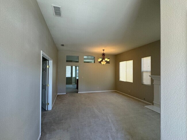 Building Photo - Possible 4th Bedroom