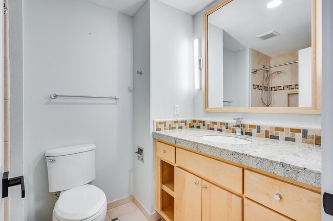 Building Photo - 1321 SE Eastwood Ct