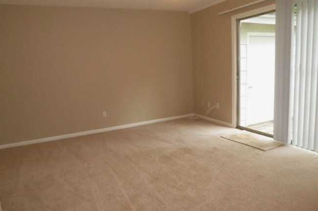 Building Photo - Beautiful 3 Bedroom Townhouse!