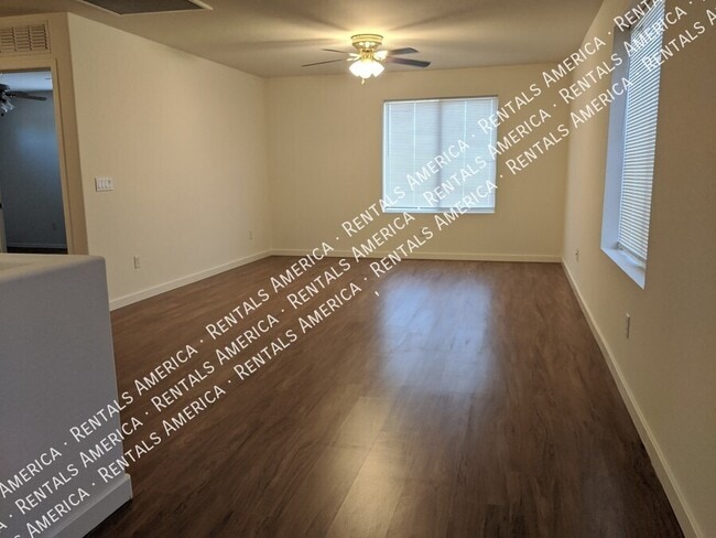 Building Photo - 895 E Lakeview Dr