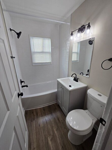 Building Photo - Freshly Renovated Single Family Home In Detroit Ready For Section 8 Lease!