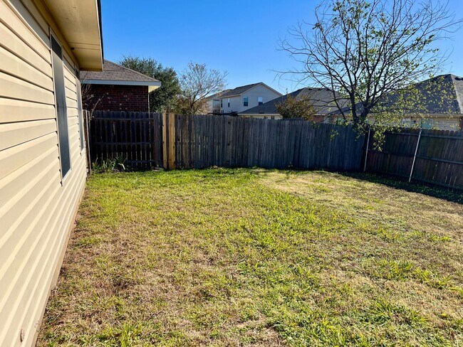 Building Photo - Maned