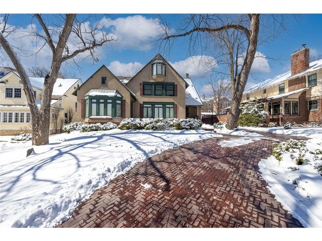 Building Photo - 2810 W Lake of the Isles Pkwy