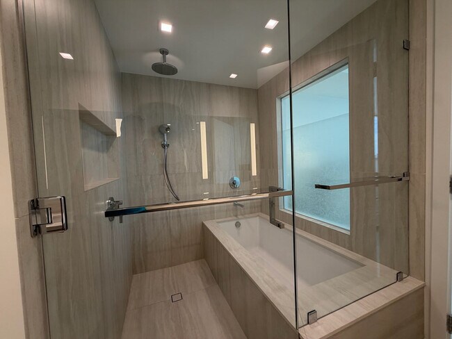 Building Photo - 2411 Laguna Cir