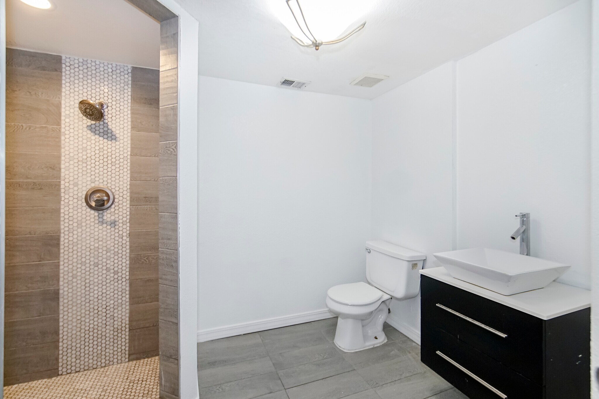 Building Photo - 908 Los Pinos Way