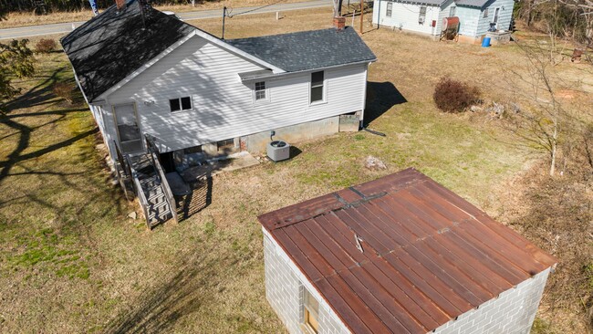 Building Photo - 3-Bedroom Home Convenient to Farmville and...