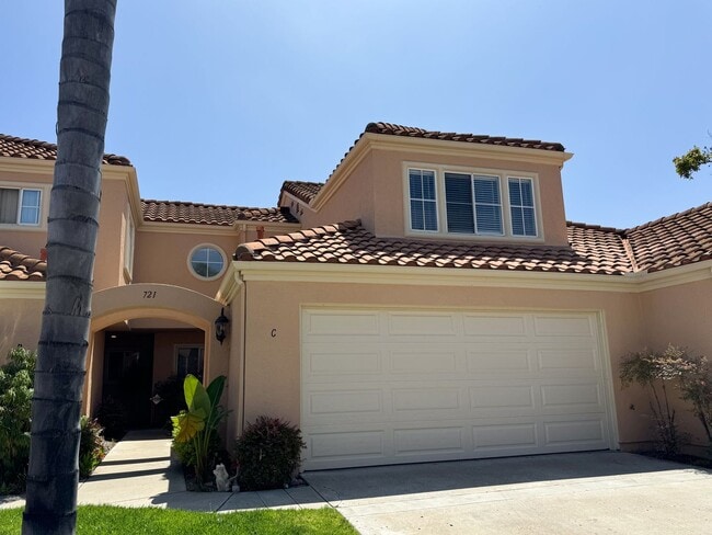 Building Photo - Eastlake : 2 bed, 2.5 bath vaulted ceiling...
