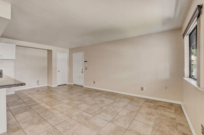 Building Photo - Upgraded 2 bedroom 2 bath upstairs condo