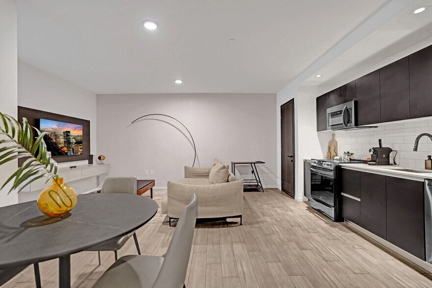 Building Photo - 398 NE 5th St