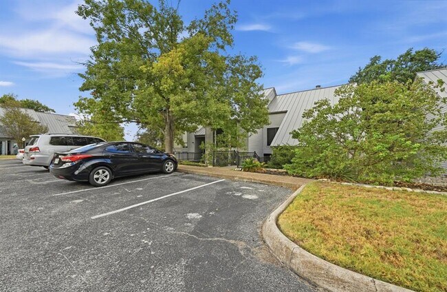 Building Photo - 176 World of Tennis Sq