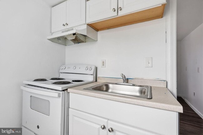 Building Photo - 7909 Oxford Ave