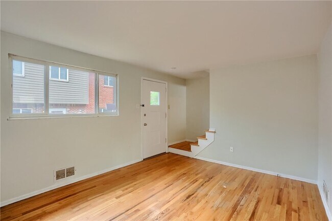 Building Photo - 442 Brierly Ln