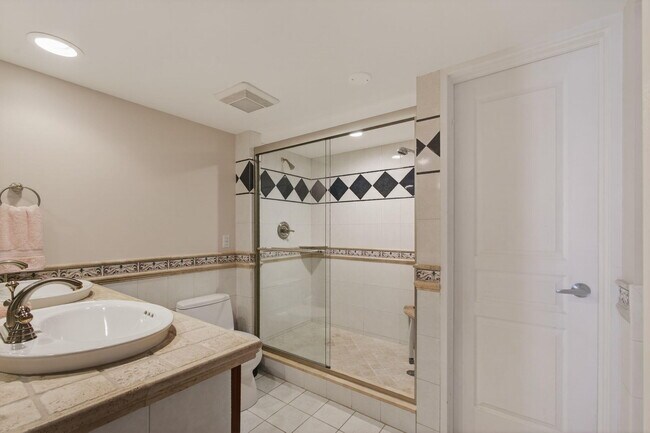 Building Photo - 5550 N Ocean Dr
