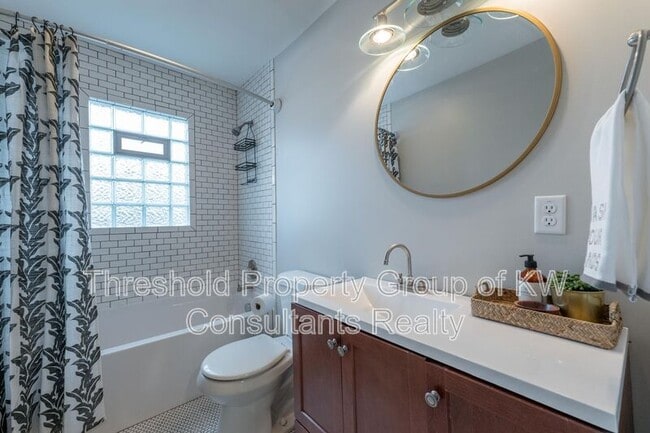 Building Photo - 65 E 7th Ave