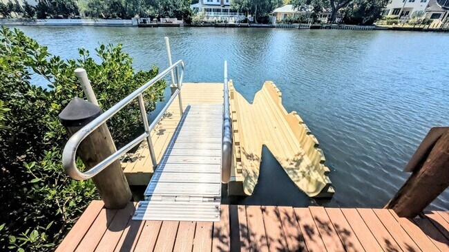 Building Photo - 850 S Tamiami Trl