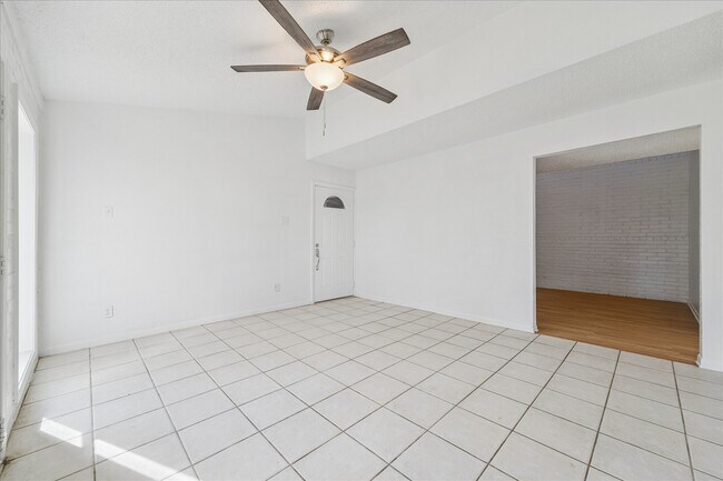 Building Photo - 2223 Par Ln