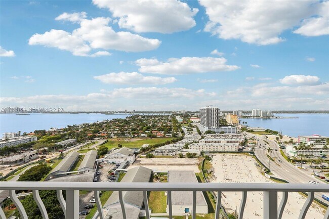 Building Photo - 7601 E Treasure Dr