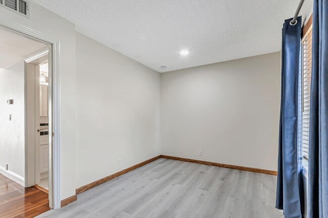 Building Photo - 8130 Park Villa Cir
