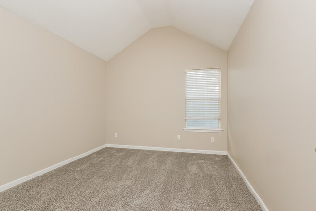 Building Photo - 6741 Lake Erie Ln