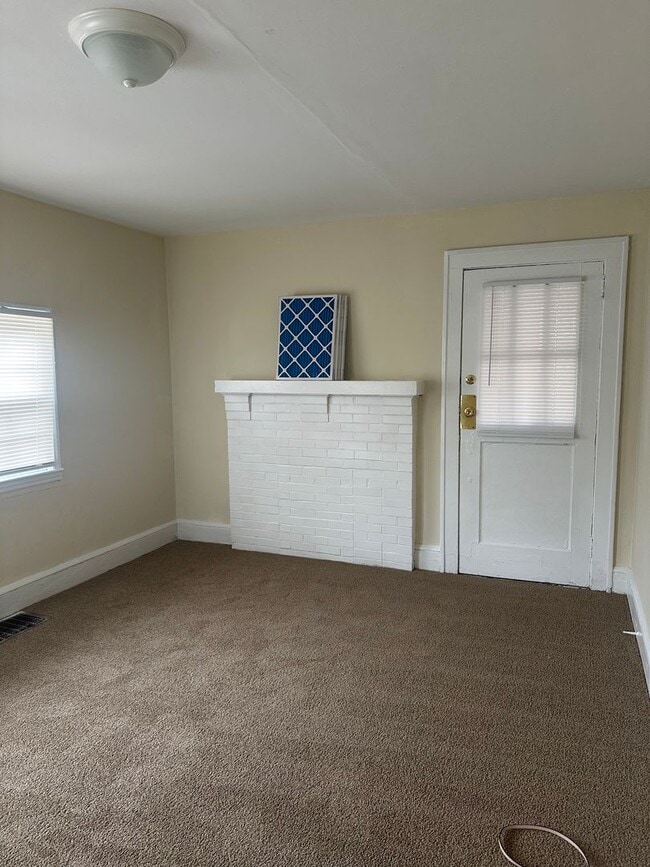 Building Photo - 3 Bedroom/1 bath home