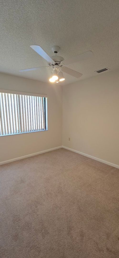Building Photo - 3 Bed, 2 Bath, 2 Car garage.