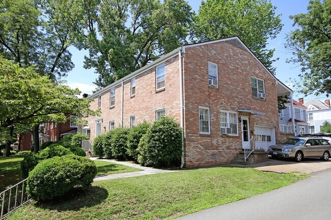 Building Photo - Walkable 1BR Off-Grounds UVA Apartment For 2026–2027 Academic year